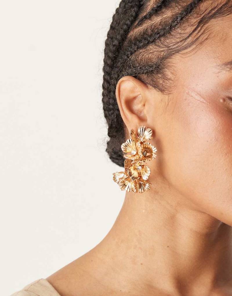 ASOS DESIGN - Große Creolen mit Blumendesign in Goldoptik-Goldfarben von ASOS DESIGN