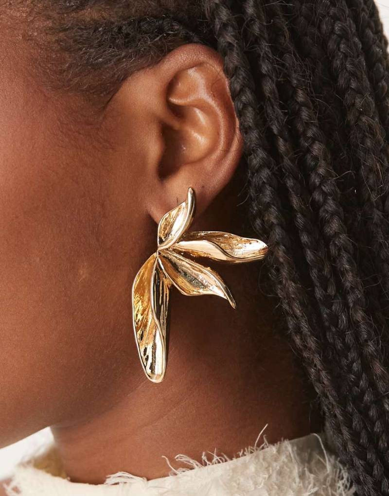 ASOS DESIGN - Große Halbblüten-Ohrstecker in Goldoptik-Goldfarben von ASOS DESIGN