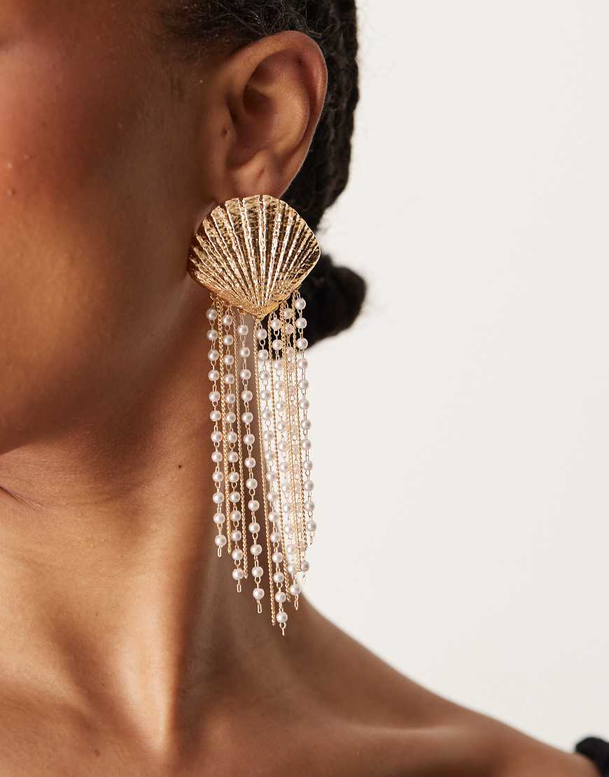 ASOS DESIGN - Große Muschel-Ohrstecker in Goldoptik mit Kunstperlenanhängern-Goldfarben von ASOS DESIGN