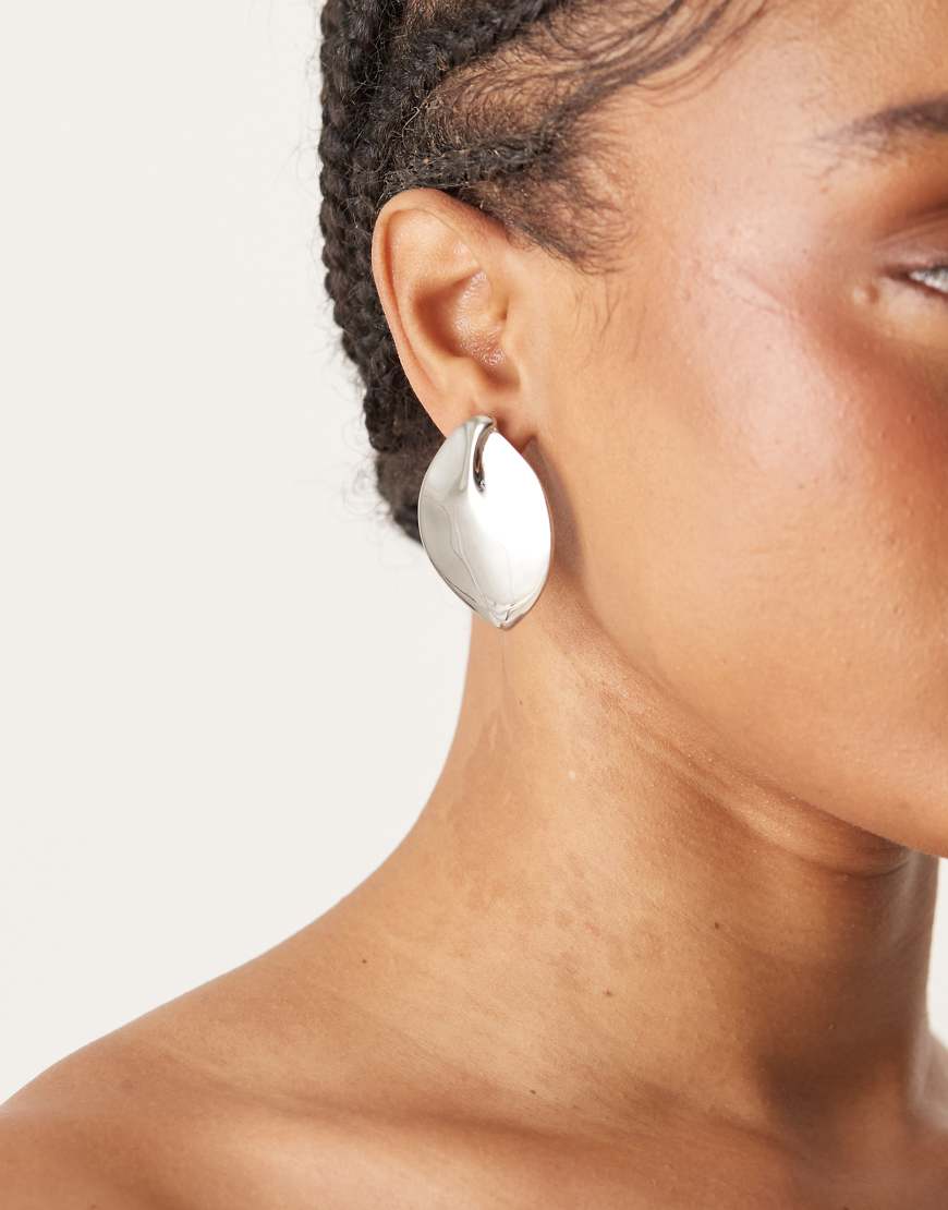 ASOS DESIGN - Große Ohrstecker im Blattform in Silberoptik ASOS DESIGN - Große Ohrstecker im Blattform in Silberoptik von ASOS DESIGN