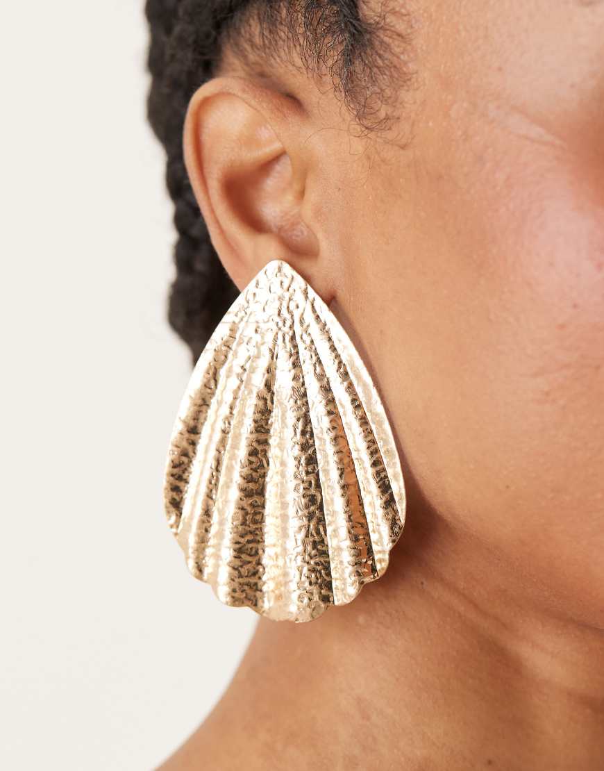 ASOS DESIGN - Große Ohrstecker in Gold-Optik mit strukturiertem, Fächer-Tropfendesign-Goldfarben von ASOS DESIGN