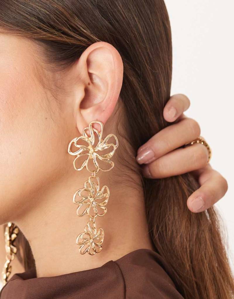 ASOS DESIGN - Große Ohrstecker in Goldoptik mit Blumenanhängern-Goldfarben von ASOS DESIGN