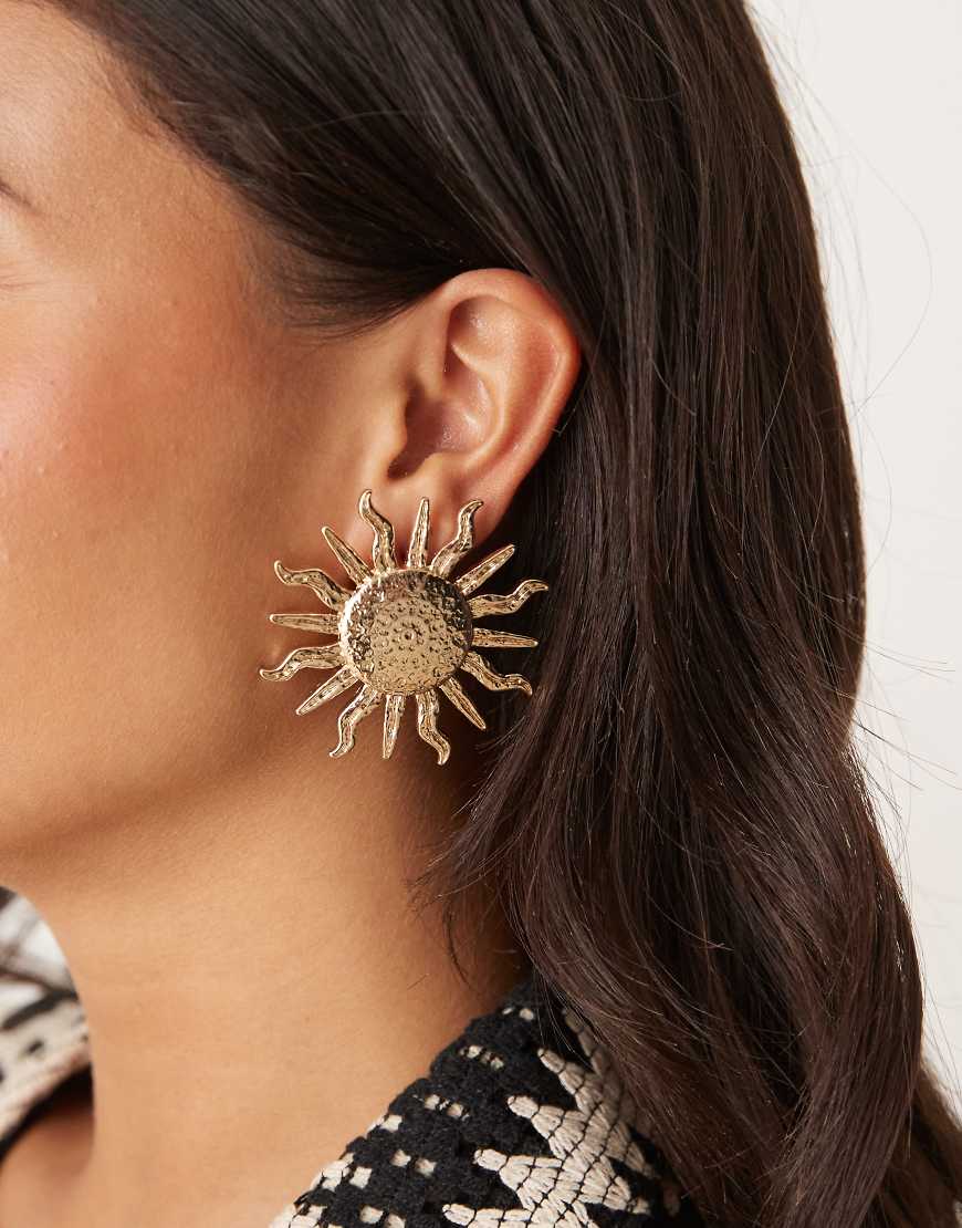 ASOS DESIGN - Große Ohrstecker in Goldoptik mit Oversize-Sonnendetail-Goldfarben von ASOS DESIGN