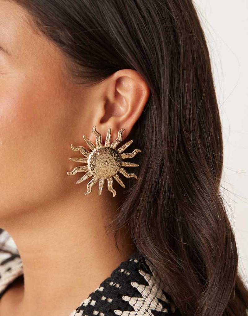 ASOS DESIGN - Große Ohrstecker in Goldoptik mit Oversize-Sonnendetail-Goldfarben von ASOS DESIGN