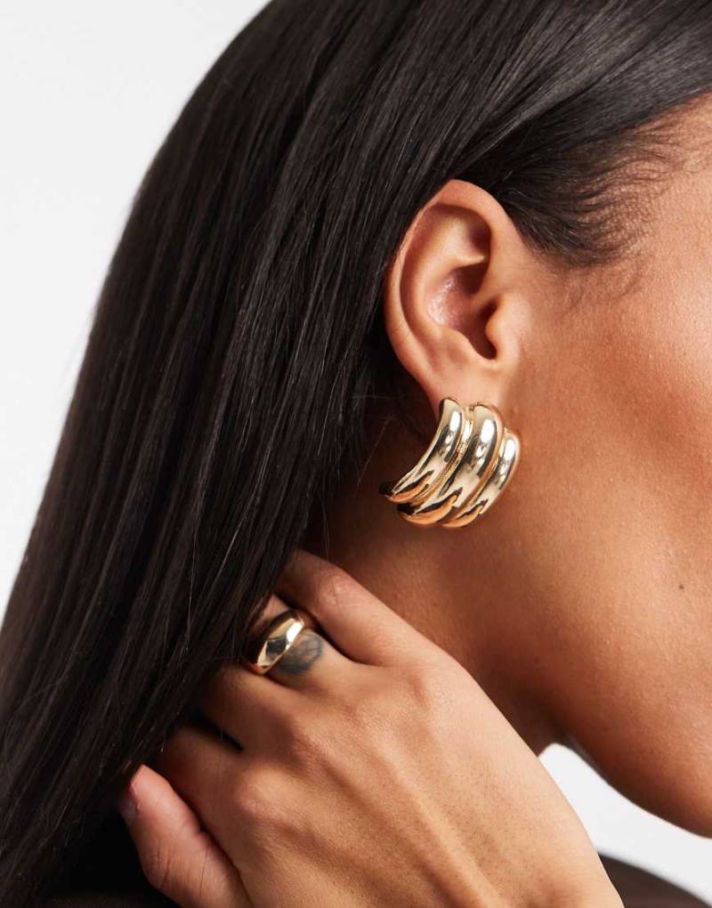 ASOS DESIGN - Große Ohrstecker in Goldoptik mit dreifachem Rillendesign-Goldfarben von ASOS DESIGN