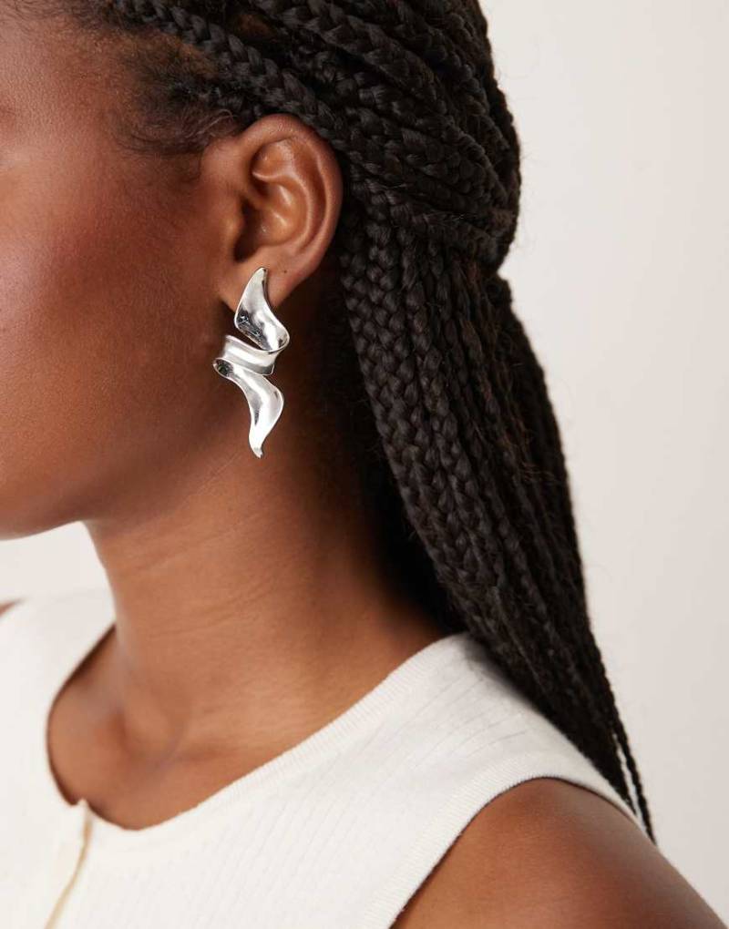 ASOS DESIGN - Große Ohrstecker in Silber mit organisch-abstrakter Form von ASOS DESIGN
