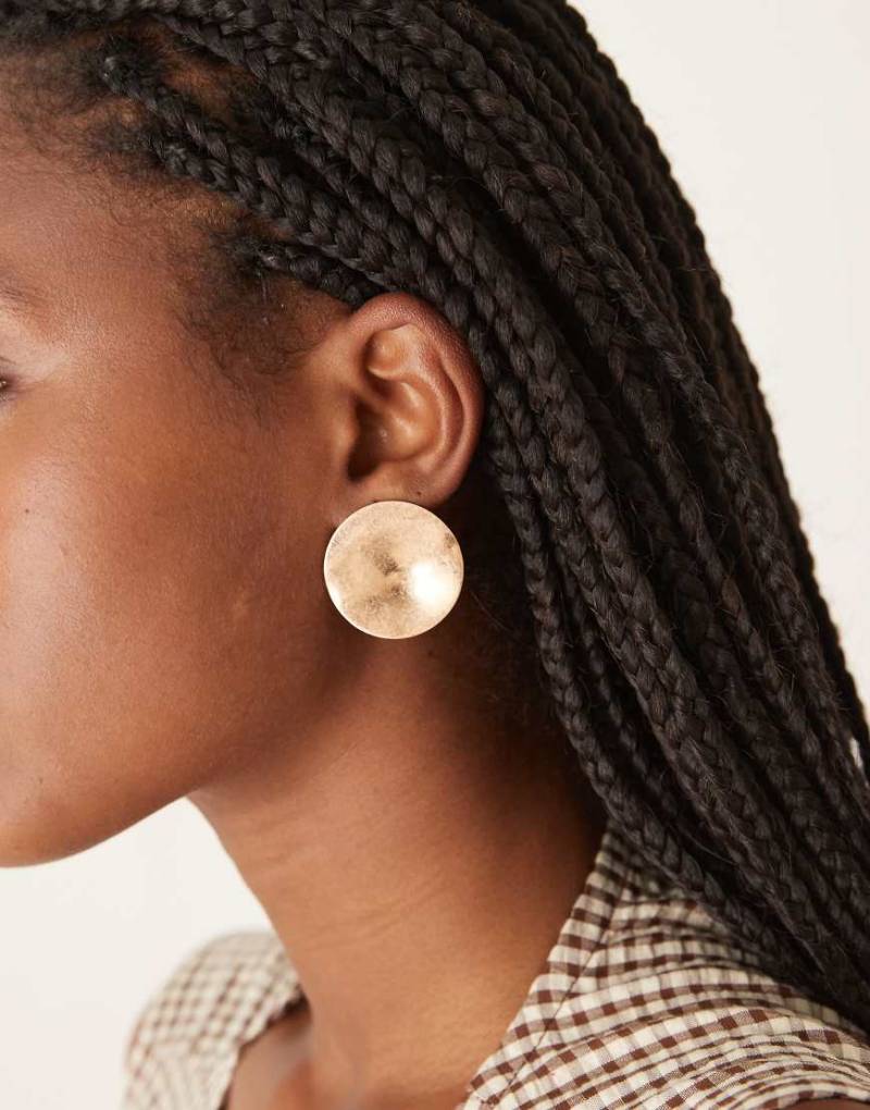 ASOS DESIGN - Große Ohrstecker in gebürsteter Silberoptik mit schlichtem Kreis-Design-Braun von ASOS DESIGN