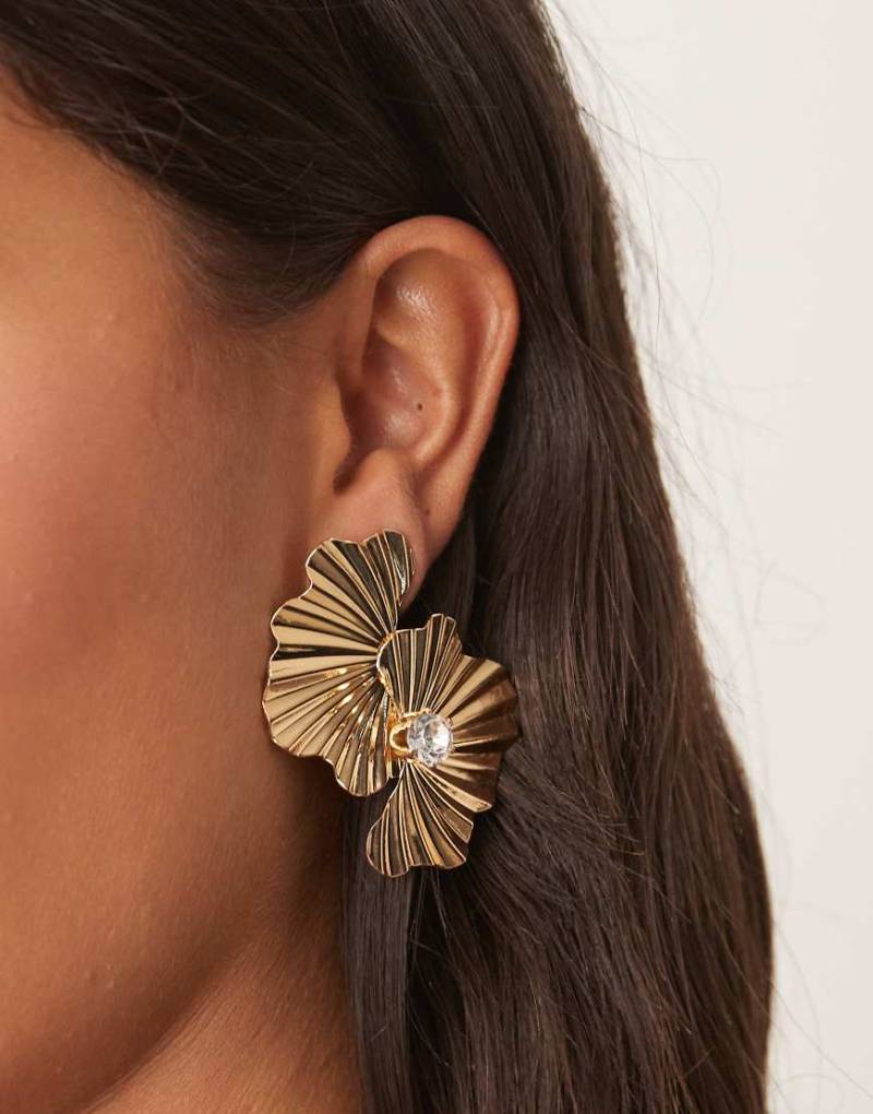 ASOS DESIGN - Große Ohrstecker mit gerilltem Fächer-Design und Zierkristallen in Goldoptik-Goldfarben von ASOS DESIGN
