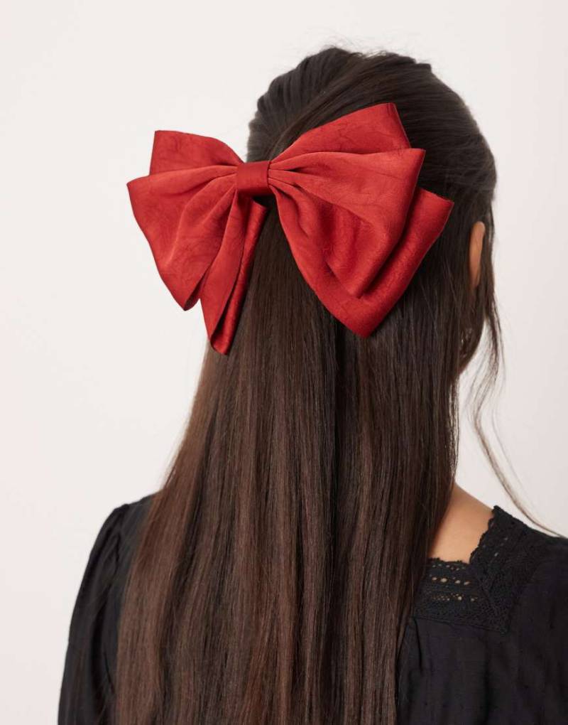 ASOS DESIGN - Große Schleifen-Haarspange aus Satin in Rot von ASOS DESIGN