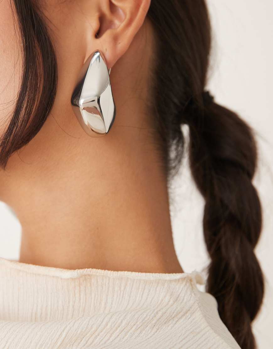 ASOS DESIGN - Große Tropfen-Ohrringe in Silber-Optik mit eckigem Design von ASOS DESIGN