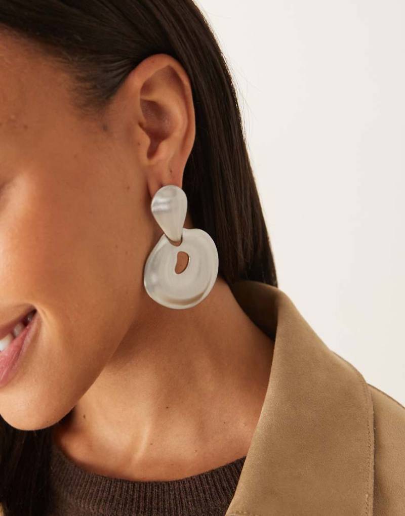 ASOS DESIGN - Große Türklopfer-Ohrringe mit Schmelzdesign in satinierter Silber-Optik ASOS DESIGN - Große Türklopfer-Ohrringe mit Schmelzdesign in satinierter Silber-Optik von ASOS DESIGN