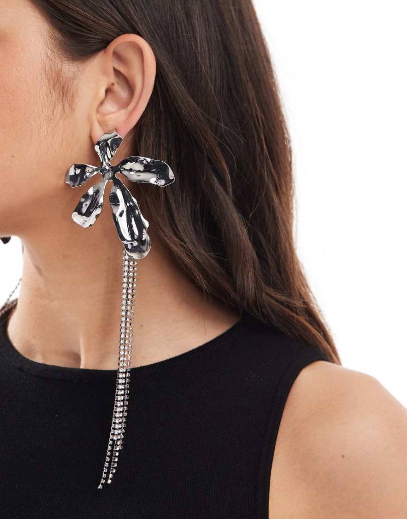 ASOS DESIGN - Große blumenförmige Ohrringe in Silberoptik mit Schmucksteinen und Hängedetail von ASOS DESIGN