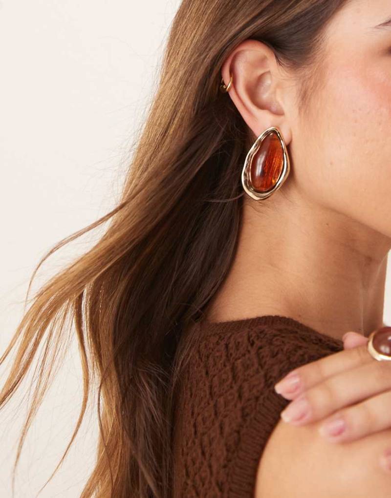ASOS DESIGN - Große goldfarbene Ohrstecker mit Schmuckstein in Bernsteinoptik von ASOS DESIGN