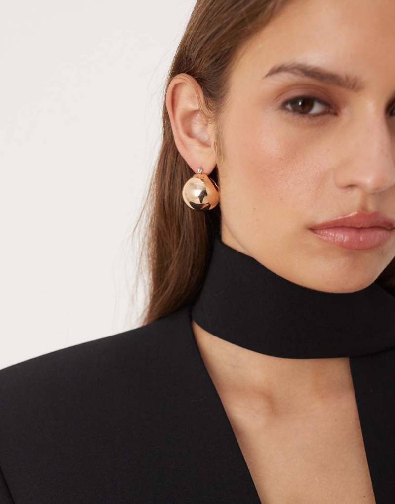 ASOS DESIGN - Große kugelförmige Ohrringe in Goldton mit schlichtem Design-Goldfarben von ASOS DESIGN