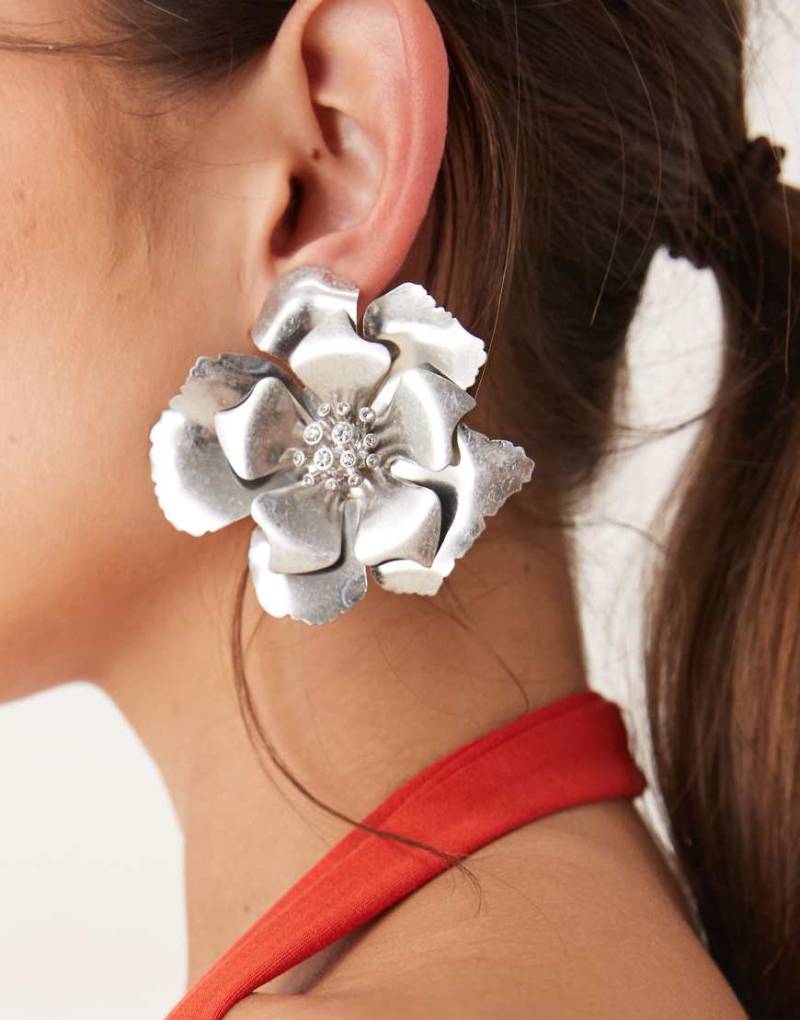 ASOS DESIGN - Große silberfarbene Ohrstecker mit Blumen-Design aus Metall von ASOS DESIGN