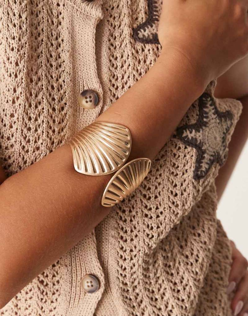 ASOS DESIGN - Großer Armreif mit Muscheldesign in polierter Goldoptik-Goldfarben von ASOS DESIGN