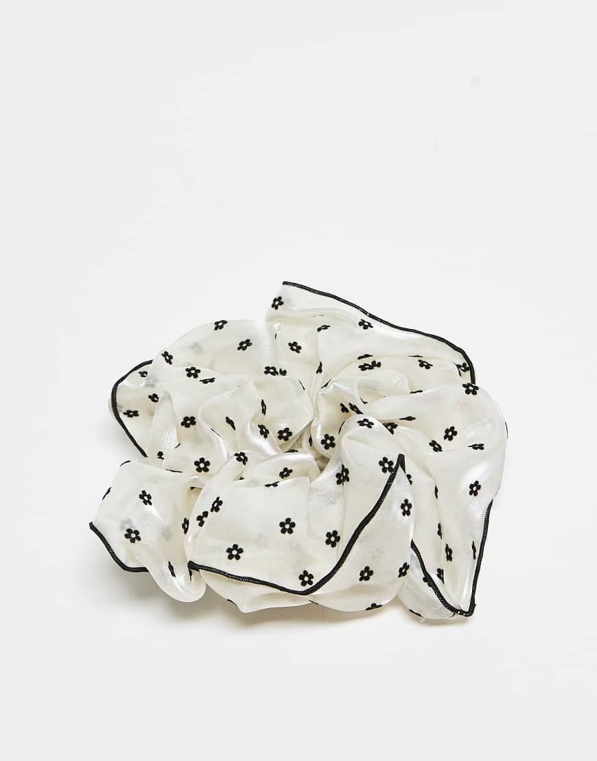 ASOS DESIGN - Großer Scrunchie-Haargummi aus strukturiertem Organza mit floralem Design und Kontrast-Einfassung-Weiß ASOS DESIGN - Großer Scrunchie-Haargummi aus strukturiertem Organza mit floralem Design und Kontrast-Einfassung-Weiß von ASOS DESIGN