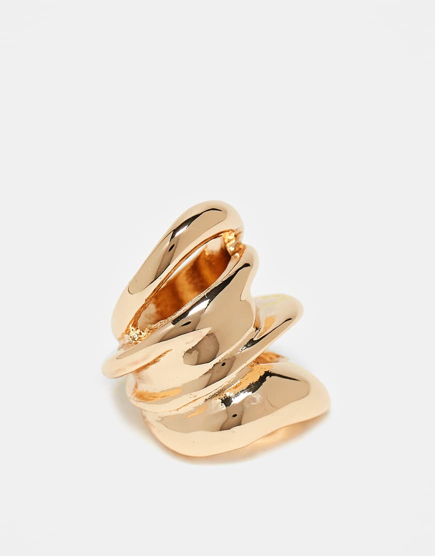 ASOS DESIGN - Großer goldfarbener Ring mit abstraktem Design von ASOS DESIGN
