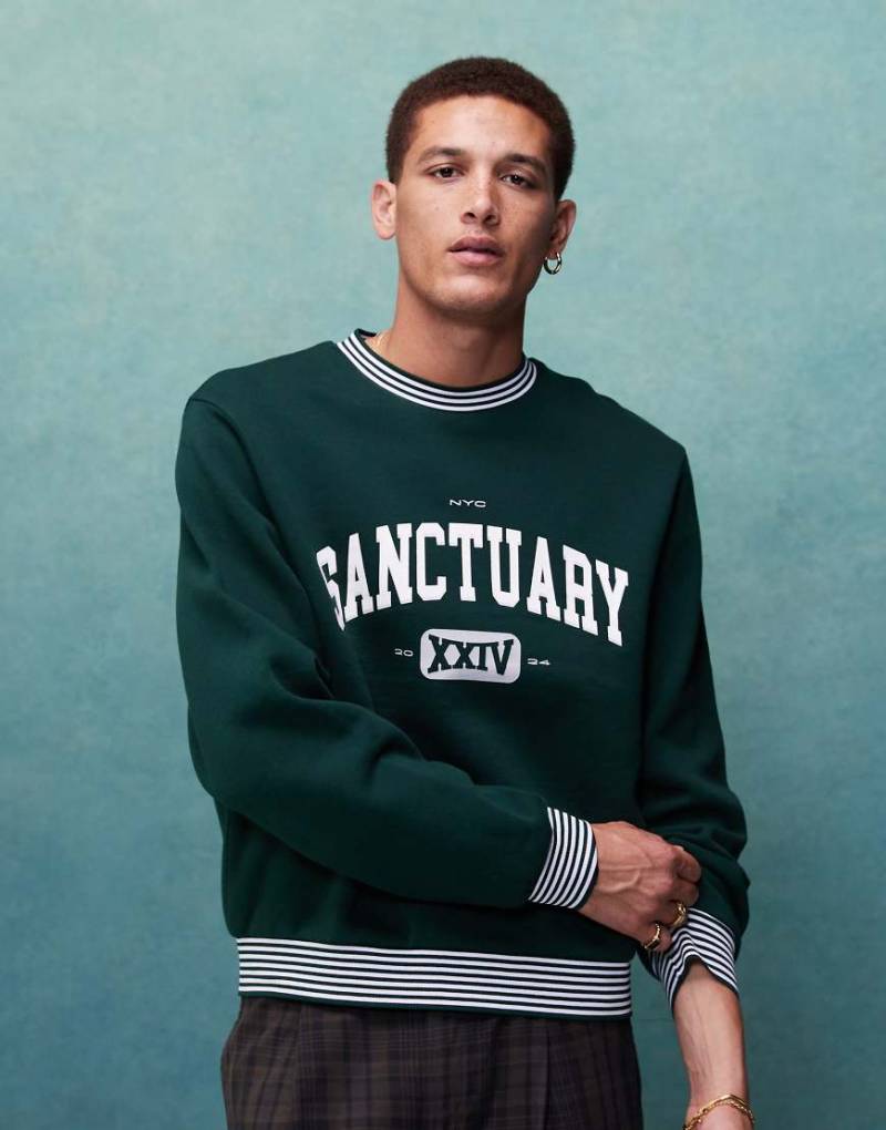 ASOS DESIGN - Sweatshirt in Grün im College-Look mit kastigem Schnitt und Print auf der Brust von ASOS DESIGN