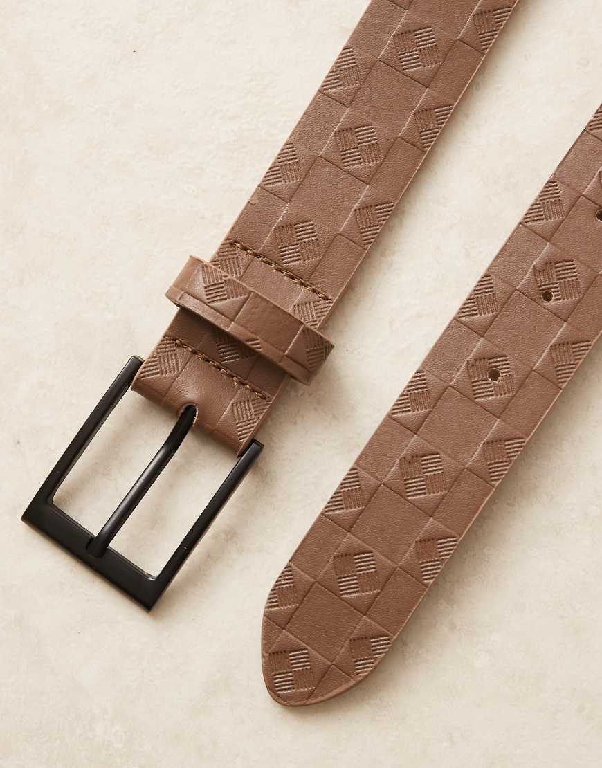 ASOS DESIGN - Gürtel in Braun mit geprägtem Schachbrettmuster ASOS DESIGN - Gürtel in Braun mit geprägtem Schachbrettmuster von ASOS DESIGN