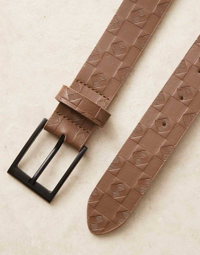 ASOS DESIGN - Gürtel in Braun mit geprägtem Schachbrettmuster von ASOS DESIGN