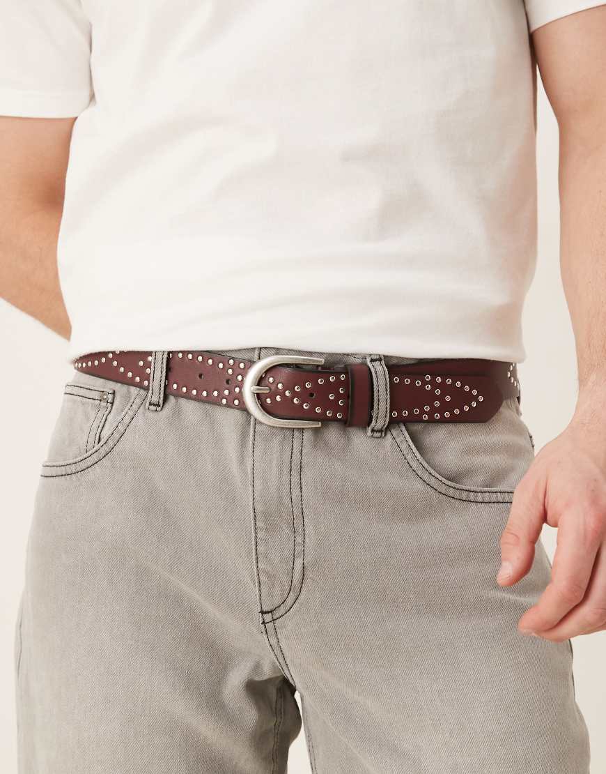 ASOS DESIGN - Gürtel in Burgunderrot mit polierten Nieten von ASOS DESIGN