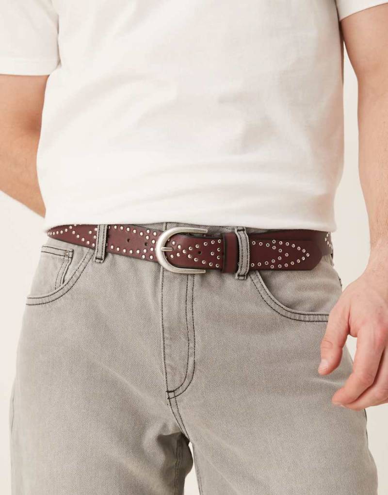 ASOS DESIGN - Gürtel in Burgunderrot mit polierten Nieten von ASOS DESIGN