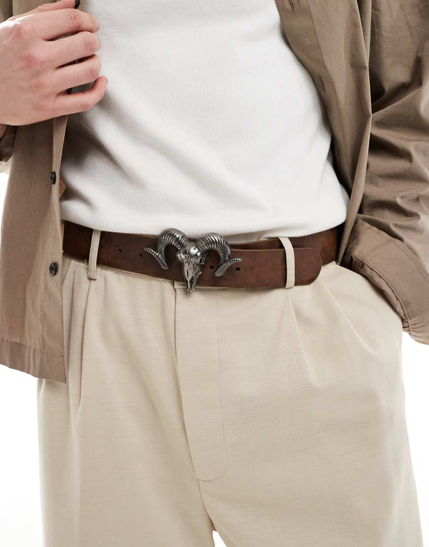ASOS DESIGN - Gürtel in Dunkelbraun mit auffälliger Widderkopf-Gürtelschnalle ASOS DESIGN - Gürtel in Dunkelbraun mit auffälliger Widderkopf-Gürtelschnalle von ASOS DESIGN
