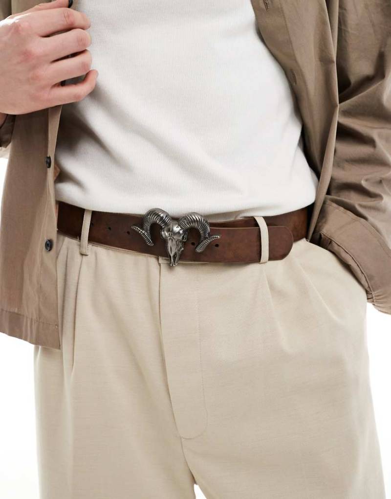 ASOS DESIGN - Gürtel in Dunkelbraun mit auffälliger Widderkopf-Gürtelschnalle von ASOS DESIGN