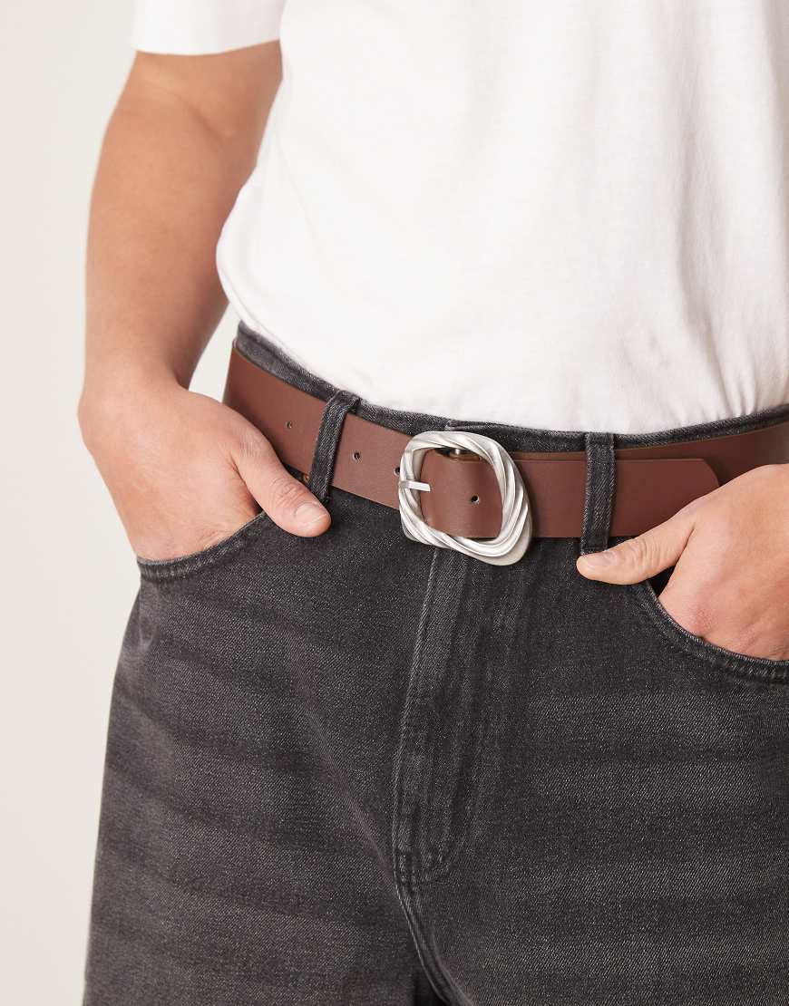ASOS DESIGN - Gürtel in Hellbraun mit silberfarbener Schnalle mit Rillendesign ASOS DESIGN - Gürtel in Hellbraun mit silberfarbener Schnalle mit Rillendesign von ASOS DESIGN