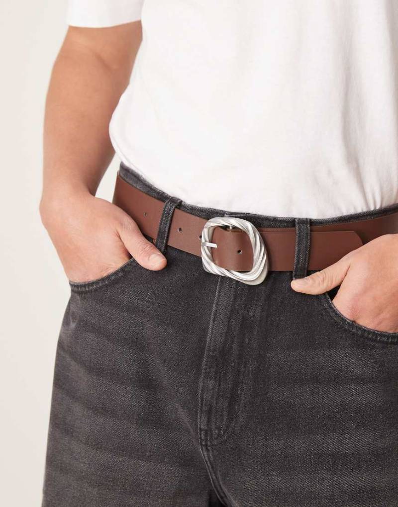 ASOS DESIGN - Gürtel in Hellbraun mit silberfarbener Schnalle mit Rillendesign von ASOS DESIGN