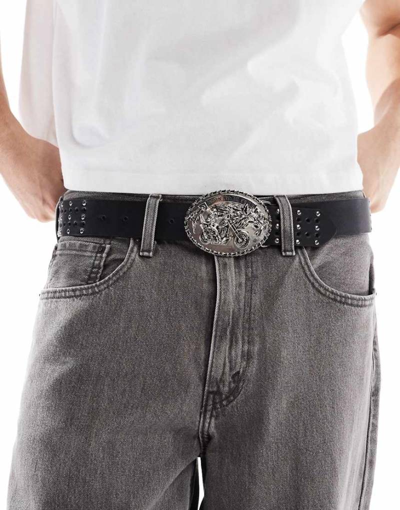 ASOS DESIGN - Gürtel aus schwarzem Kunstleder mit plattierter Schnalle und Nieten von ASOS DESIGN