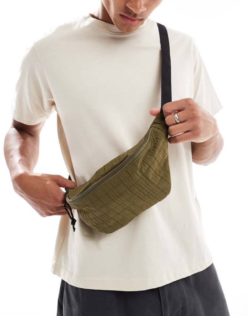 ASOS DESIGN - Gürteltasche aus Nylon in Khaki mit gesmoktem Design-Grün von ASOS DESIGN