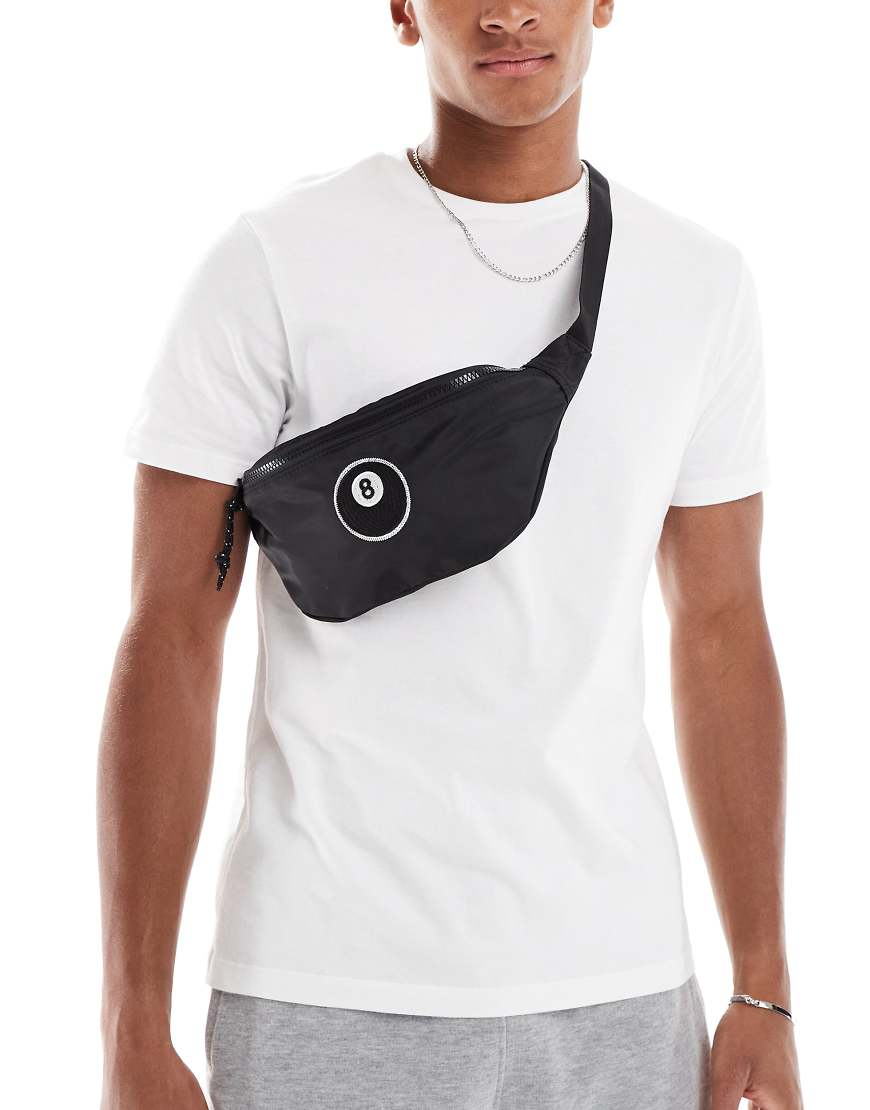 ASOS DESIGN - Gürteltasche in Schwarz mit Schwarze-Acht-Billardkugel von ASOS DESIGN