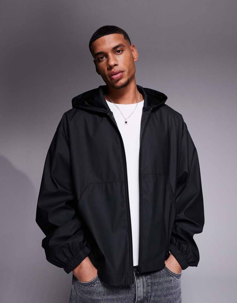 ASOS DESIGN - Gummierte, kastige Oversize-Regenjacke in Schwarz von ASOS DESIGN