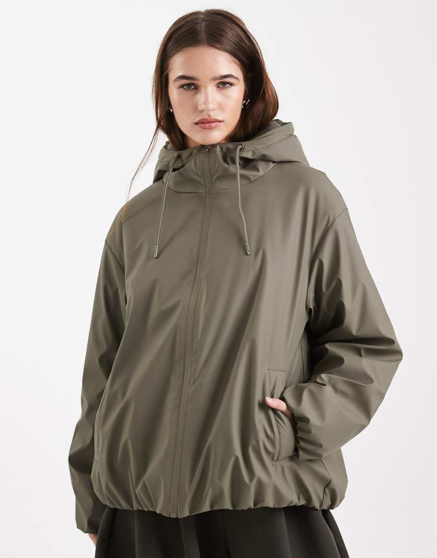 ASOS DESIGN - Gummierte Bomber-Regenjacke in Khaki mit Kapuze-Grün von ASOS DESIGN