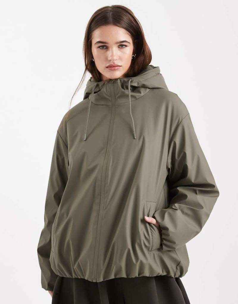 ASOS DESIGN - Gummierte Bomber-Regenjacke in Khaki mit Kapuze-Grün von ASOS DESIGN