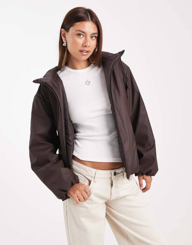 ASOS DESIGN - Gummierte Bomber-Regenjacke in Schokobraun mit Kapuze-Grün von ASOS DESIGN