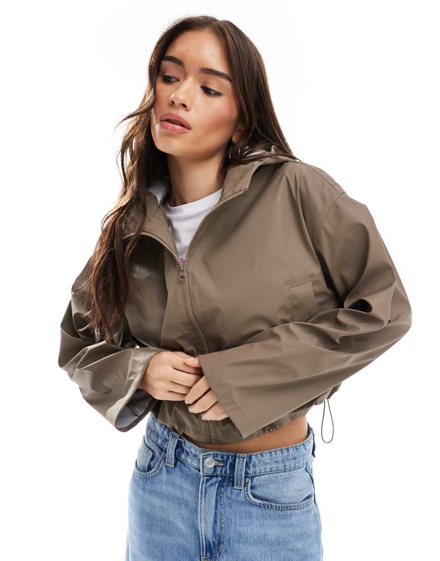 ASOS DESIGN - Gummierte Cropped Regenjacke in Pilzbraun mit Kapuze von ASOS DESIGN