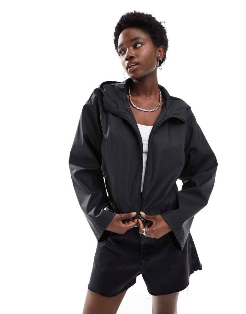 ASOS DESIGN - Gummierte Cropped Regenjacke in Schwarz mit Kapuze von ASOS DESIGN