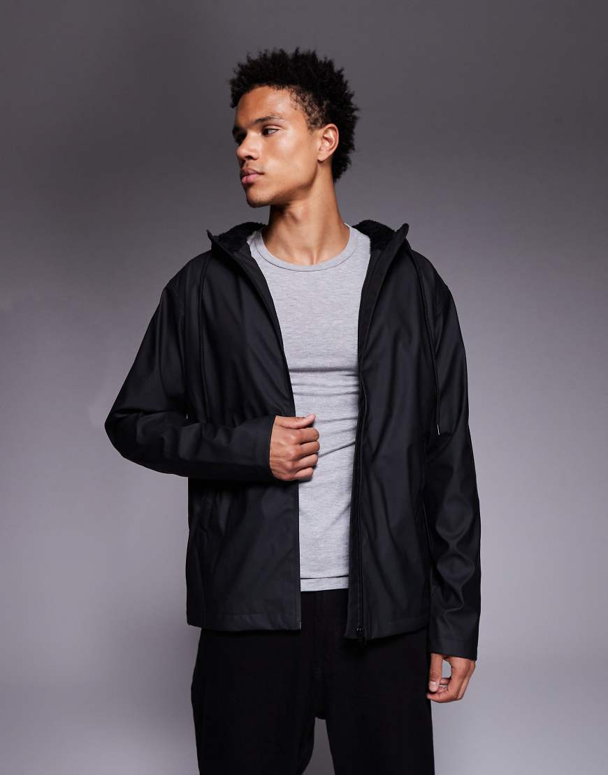 ASOS DESIGN - Gummierte Jacke in Schwarz mit Teddyfell-Futter von ASOS DESIGN