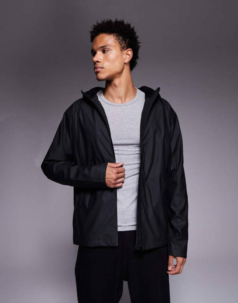 ASOS DESIGN - Gummierte Jacke in Schwarz mit Teddyfell-Futter von ASOS DESIGN
