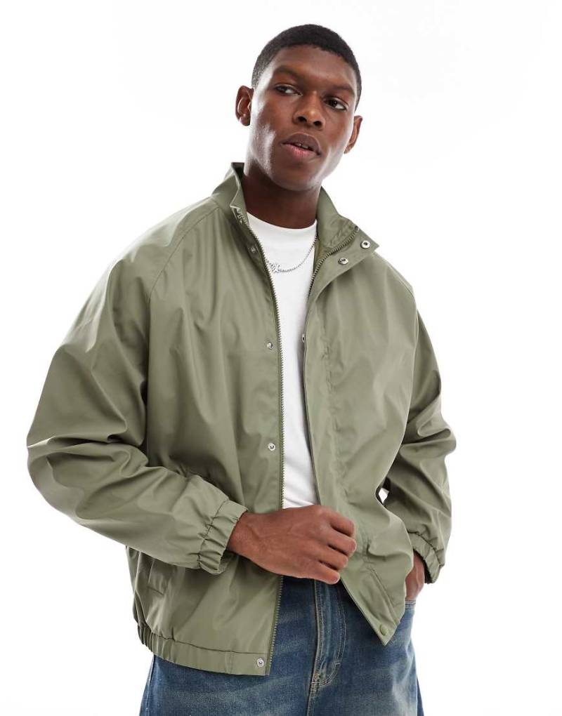 ASOS DESIGN - Gummierte Oversize-Windjacke in Khaki-Grün von ASOS DESIGN