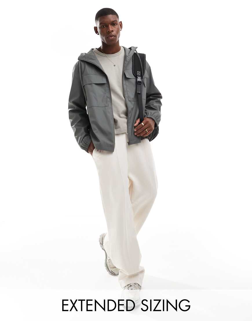 ASOS DESIGN - Gummierte Regenjacke in Anthrazit mit Brusttaschen-Grau ASOS DESIGN - Gummierte Regenjacke in Anthrazit mit Brusttaschen-Grau von ASOS DESIGN