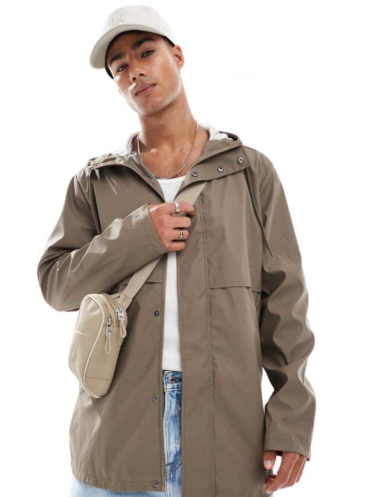 ASOS DESIGN - Gummierte Regenjacke in Pilzbraun von ASOS DESIGN