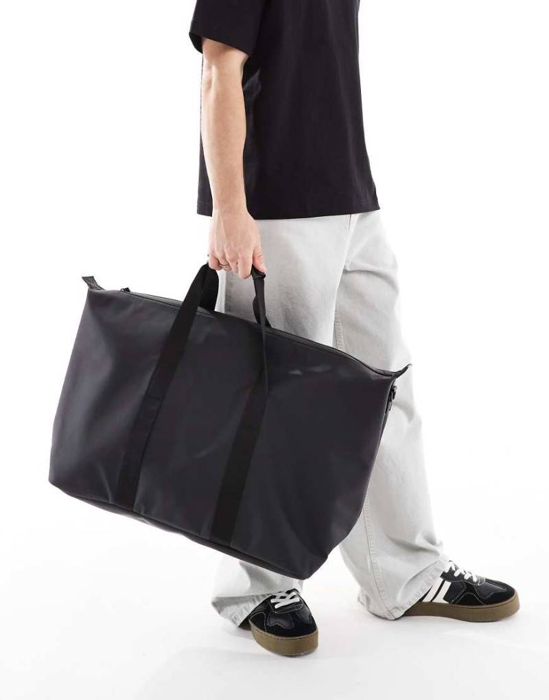 ASOS DESIGN - Gummierte Reisetasche in Schwarz von ASOS DESIGN