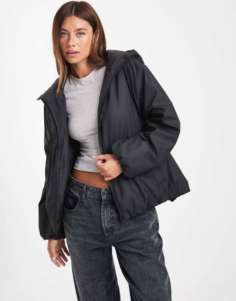 ASOS DESIGN - Gummierte Bomber-Regenjacke in Schwarz mit Kapuze von ASOS DESIGN