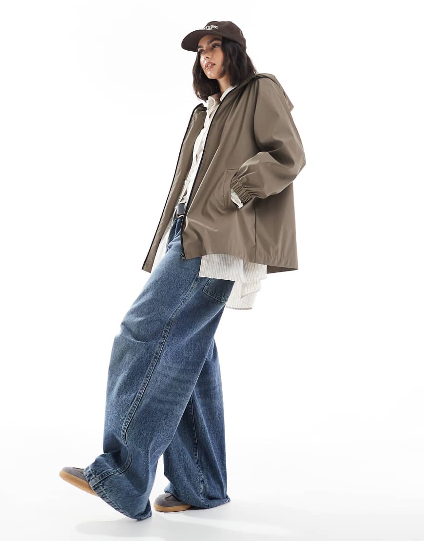 ASOS DESIGN - Gummierte mittellange Regenjacke in Pilzbraun-Neutral von ASOS DESIGN