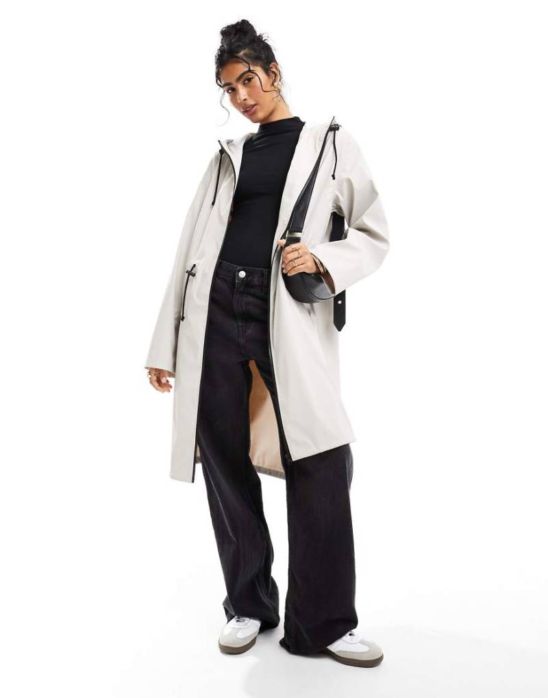 ASOS DESIGN - Gummierter Longline-Parka in Neutral mit Kordelzugdetail von ASOS DESIGN