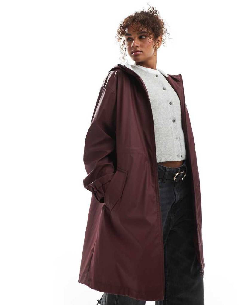 ASOS DESIGN - Gummierter Regen-Parka in Burgunderrot mit Kontrastdetail von ASOS DESIGN